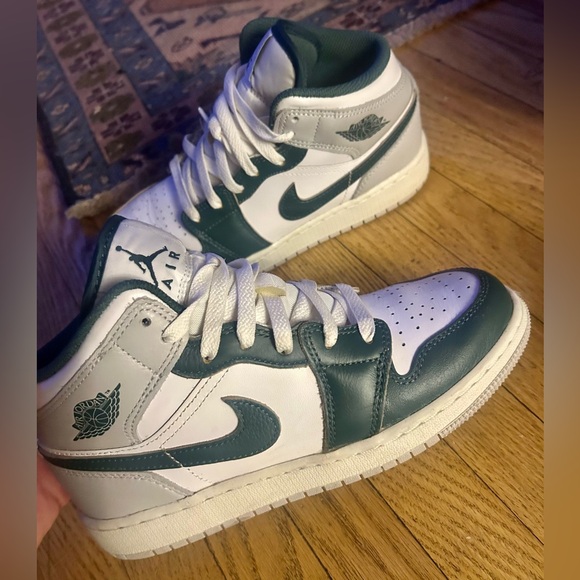 Nike Air Jordan 1 Mid SE Sneakers - Picture 2 of 5